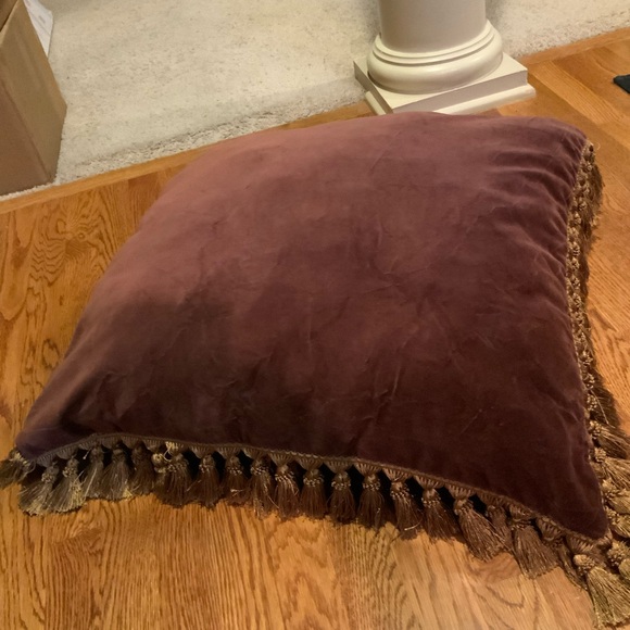 Chris Madden Pillow 26 x 26 Faux Satin and Velvet Tassel Square Nice Quality - Picture 3 of 8
